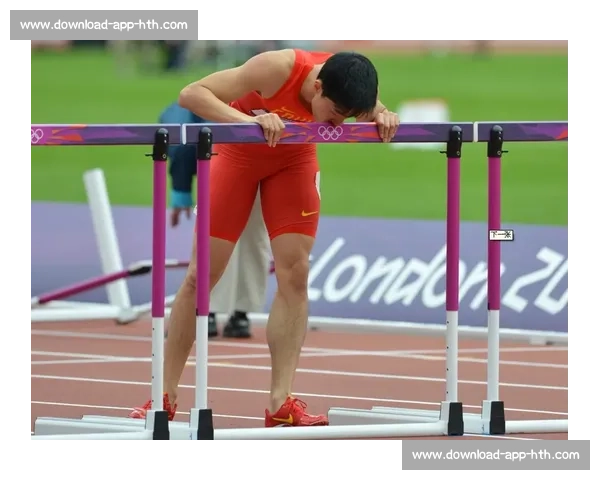 机器人足球赛连环翻车，担架员成意外主角